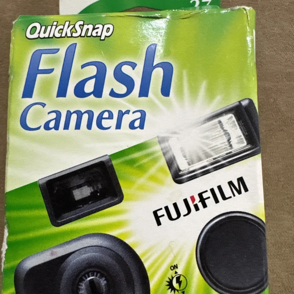 Fujifilm Fuji Quicksnap 400 Single Use Disposable 35mm Camera Flash Exp 03/2015